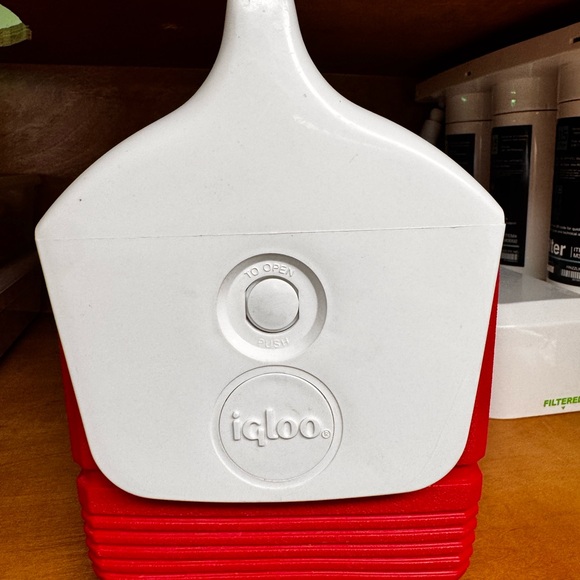 Igloo Playmate Red and White Cooler - Picture 7 of 11